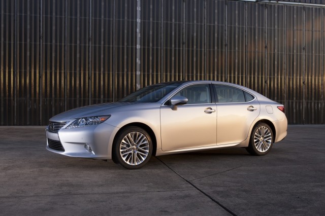 2013 Lexus ES (8).jpg